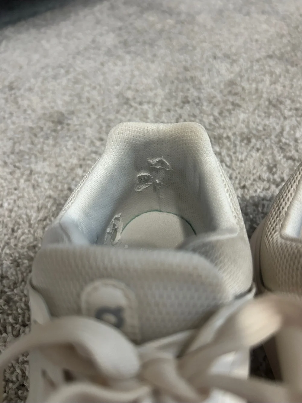 On The Roger Advantage Sneaker